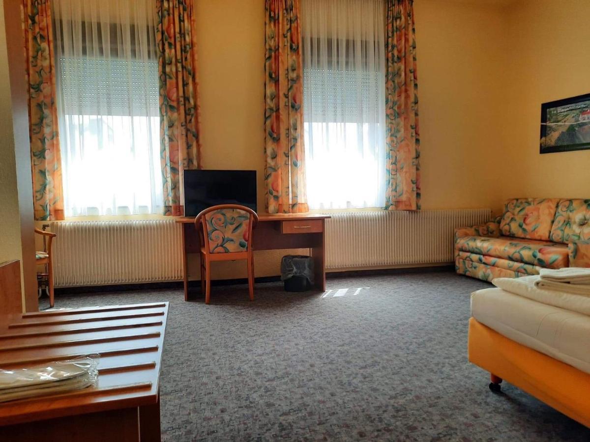 Traube Hotel Oeffingen Фелльбах Екстер'єр фото